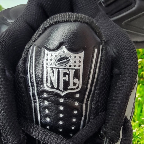 Reebok NFL men's cleats size 12 in excellent preloved condition. Cleats intact. - Picture 7 of 9